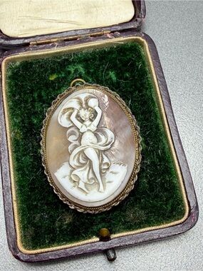 Antique Shell Cameo Sweet Siren Brooch in Box #p04